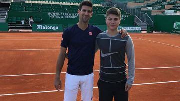 Arsan Arashov posa junto a Novak Djokovic durante un entrenamiento del serbio en Montecarlo.
