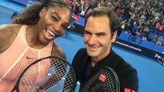 Serena Williams y Roger Federer posan tras el partido de dobles mixtos de la Copa Hopman entre Estados Unidos y Suiza.