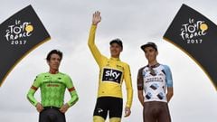 Second-placed Colombia&#039;s Rigoberto Uran (L), Tour de France 2017&#039;s winner Great Britain&#039;s Christopher Froome (C), wearing the overall leader&#039;s yellow jersey, and third-placed France&#039;s Romain Bardet celebrate on the podium on the C