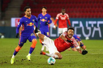 Mainz' Austrian forward Karim Onisiwo (R) and Leipzig's Dutch forward Justin Kluivert vie for the ball during the German first division Bundesliga football match between 1 FSV Mainz 05 and RB Leipzig in Mainz, western Germany, on January 23, 2021. - Mainz