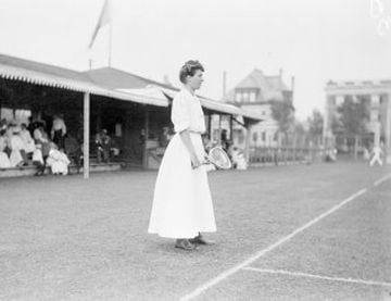 Junto con el Golf, el Tenis ha sido uno de los deportes que primero incluyó a las mujeres. En imagen, W. E. Clasterman en un club de tenis de Chicago en 1903.