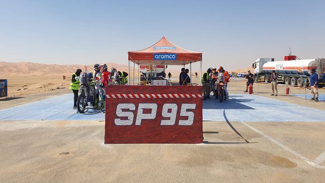 Lío monumental: tirados sin gasolina y obligados a recortar la etapa