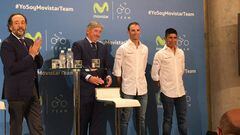 Eusebio Unzu&eacute;, Alejandro Valverde y Nairo Quintana, en el acto de renovaci&oacute;n de patrocinio de Movistar.