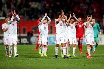 Spanish players applaud fans in Malta.