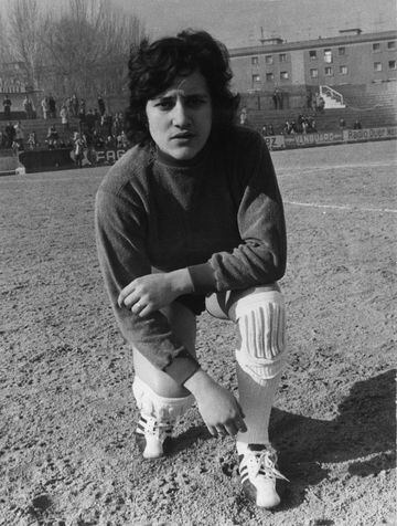     Concepción Sánchez Freire, más conocida como Conchi Amancio, debutó en el partido anterior con 13 años. Es la primera futbolista española profesional. Con cinco años ya jugaba al fútbol con chicos, porque no había niñas que jugaran. Fue la primera cap
