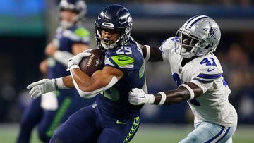 Seattle Seahawks running back Travis Homer (25) runs the ball in the second quarter against Dallas Cowboys safety Markquese Bell (41)