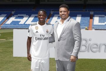 With Vinicius during his official unveiling in Madrid.