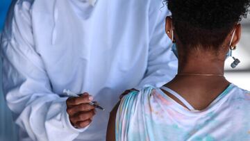 Ciudadana recibe la vacuna contra el covid-19 en las jornadas de vacunación de la Secretaría de Salud