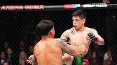 Brandon Moreno y Brandon Royval pelean en la UFC Fight Night México 2024.