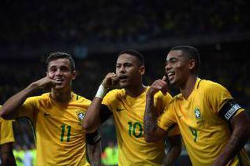 Brazil's Neymar (C) celebrates with teammates Philippe Coutinho (L) and Gabriel Jesus after scoring against Argentina during their 2018 FIFA World Cup qualifier football match in Belo Horizonte, Brazil, on November 10, 2016. / AFP PHOTO / VANDERLEI ALMEID