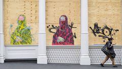 New York (United States), 18/05/2020.- A person walks past graffiti on a boarded up store in New York, New York, USA, 18 May 2020. (Estados Unidos, Nueva York) EFE/EPA/JUSTIN LANE