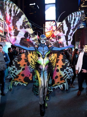 La modelo encontró su inspiración en el año 2014 en el disfraz de mariposa. En esta ocasión, lució un ajustadísimo traje de una sola pieza decorado con todo tipo de brillos, color y mezclas de texturas. Las alas se llevan todo el protagonismo, a las que s