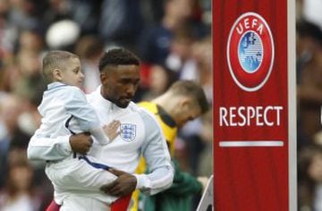 Respect | England's Jermain Defoe with mascot Bradley Lowery.