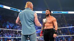 Brock Lesnar reta a Roman Reigns en SmackDown.