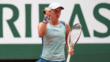 La tenista polaca Iga Swiatek celebra un punto durante su partido ante Coco Gauff en la final femenina de Roland Garros.