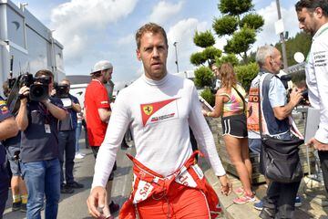 Sebastian Vettel caminado en los paddocks. 