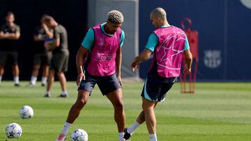 Barcelona's Uruguayan defender #04 Ronald Araujo and Barcelona's Spanish midfielder #18 Oriol Romeu attend a training session ahead of the UEFA Champions League football match between FC Barcelona and Royal Antwerp FC, at the training center in Barcelona on September 18, 2023. (Photo by LLUIS GENE / AFP)