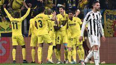Los jugadores del Villarreal se felicitan tras el gol de Pau Torres.