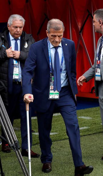 Óscar Washington Tabárez se convirtió en el entrenador más veterano en dirigir en una Copa del Mundo. En el gol de Uruguay en el último minuto, el profesor Tabérez se olvidó de su bastón y corrió a celebrar el tanto del triunfo. 