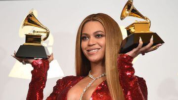(ARCHIVOS) En esta foto de archivo, la cantante Beyonce posa con sus trofeos Grammy en la sala de prensa durante la 59a Entrega Anual de los Premios Grammy de la m&uacute;sica en Los &Aacute;ngeles, California.
