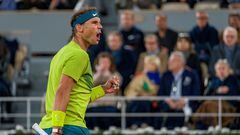 Rafael Nadal celebra un punto durante su partido de cuartos de final de Roland Garros ante Novak Djokovic
