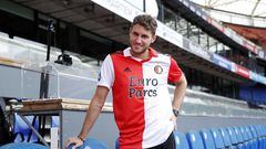 Rotterdam (Netherlands), 30/07/2022.- Forward Santiago Gimenez poses during his presentation as new player of Dutch Eredivisie club Feyenoord Rotterdam at the Kuip stadium in Rotterdam, the Netherlands, 30 July 2022. The 21-year-old has signed a contract for four seasons. (Países Bajos; Holanda) EFE/EPA/Bart Stoutjesdijk
