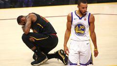 Imagen de Curry y LeBron tras finalizar el cuarto partido de la final de la NBA. 