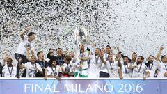 Sergio Ramos lifts the trophy as Real Madrid celebrate la Und&eacute;cima