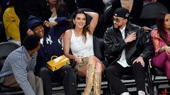 La modelo Kendall Jenner y su pareja el rapero Bad Bunny charlan con unos amigos durante el sexto encuentro de la semifinal. 