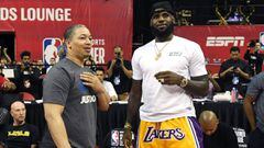 Tyronn Lue, entrenador de los Cavaliers, salud&oacute; en la NBA Summer League de Las Vegas a LeBron James, nuevo jugador de los Lakers.
