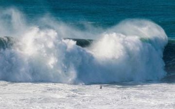 Una vez sufría un wipeout o cogía una buena ola, el surfista debía enfrentarse a Nazaré de frente, porque no cesaba de bombear. 