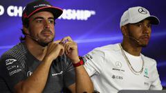 Fernando Alonso junto a Lewis Hamilton en la rueda de prensa de la FIA en Singapur.