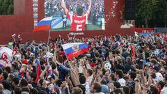 Aficionados rusos siguen en pantallas gigantes uno de los partidos de Rusia en 2018.