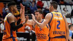Van Rossom y Josep Puerto felicitan a Jasiel Rivero, el mejor en la victoria del Valencia Basket ante el Bursaspor turco.