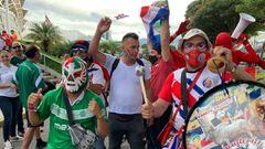 Aficionado mexicano porta la m&aacute;scara de Dos Caras en el partido entre M&eacute;xico y Costa Rica