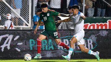 Mexico's defender #19 Jorge Sanchez (L) fights for the ball with Honduras midfielder #17 Luis Palma (R) during the Concacaf Nations League quarter final leg 1 football match between Honduras and Mexico at Nacional stadium in Tegucigalpa on November 17, 2023. (Photo by Orlando SIERRA / AFP)