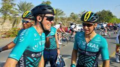 Bryan Coquard celebra con sus compa&ntilde;eros del Vital Concept su victoria en la primera etapa del Tour de Om&aacute;n.