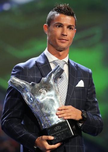 Real Madrid's Portuguese forward Cristiano Ronaldo poses with his trophy of Best Men's player in Europe at the end of the UEFA Champions League Group stage draw ceremony, on August 25, 2016 in Monaco