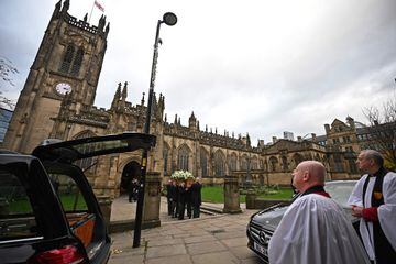El ataúd con los restos de Bobby Charlton salen de la catedral de Manchester tras el funeral. 