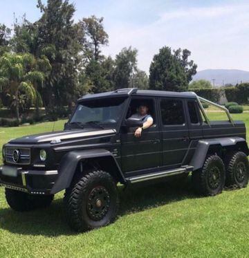 La camioneta Mercedes Benz G63 AMG 6.6 fue presumida por el boxeador mexicano en sus redes sociales. 