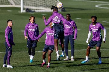 Los jugadores del Real Madrid, entrenando esta mañana.