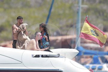 Theo Hernández y su novia Adriana Pozueco de vacaciones en Ibiza.