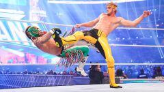 Momento en que Logan Paul le da una patada a Rey Mysterio en Wrestlemania.
