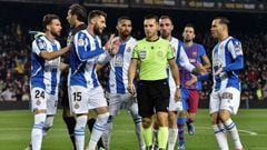 Players argue with Spanish referee Carlos del Cerro Grande (C) during the Spanish league football match between FC Barcelona and RCD Espanyol, at the Camp Nou stadium in Barcelona on November 20, 2021. (Photo by Pau BARRENA / AFP) protestas penalti 
 FOTO SERIE 05 
 PUBLICADA 21/11/21 NA MA16 2COL
