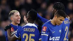 Los jugadores del Chelsea celebran el gol de Enzo Fernández ante el Preston North End.