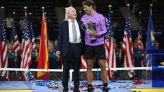 Rafa Nadal posa junto a Rod Laver durante la entrega de premios del US Open en el USTA Billie Jean King National Tennis Center en Flushing Meadows, New York City.