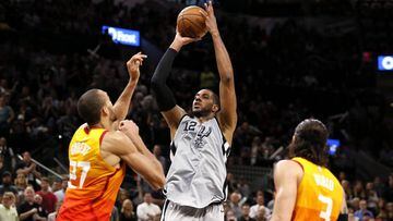 LaMarcus Aldridge lanza ante Gobert y Ricky Rubio durante el San Antonio Spurs-Utah Jazz.