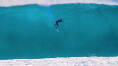 La surfista Moana Jones-Wong haciendo el drop en una espectacular ola en Pipeline (North Shore, Oahu, Haw&aacute;i) el viernes 13 de enero del 2023. 