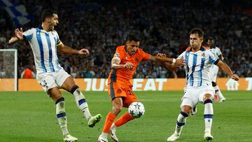 Soccer Football - Champions League - Group D - Real Sociedad v Inter Milan - Reale Arena, San Sebastian, Spain - September 20, 2023 Inter Milan's Alexis Sanchez in action with Real Sociedad's Mikel Merino and Martin Zubimendi REUTERS/Vincent West