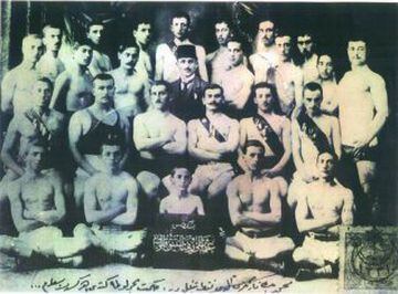 El Besiktas es el equipo más antiguo de Turquía. En 19 de marzo de 1903 fue creado primeramente como club de lucha, boxeo, halterofilia y gimnasia. Tras la aprobación de una ley que permitía la fundación de clubes deportivos, en 1909 se registró oficialme
